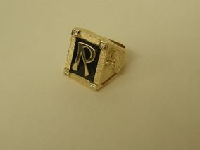 R-kirjaimella koristeltu sormus.